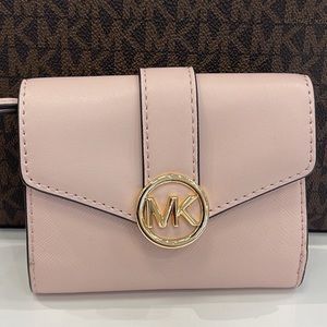 MICHAEL KORS
Carmen Medium Faux Leather Wallet
Powder Blush 
NWT